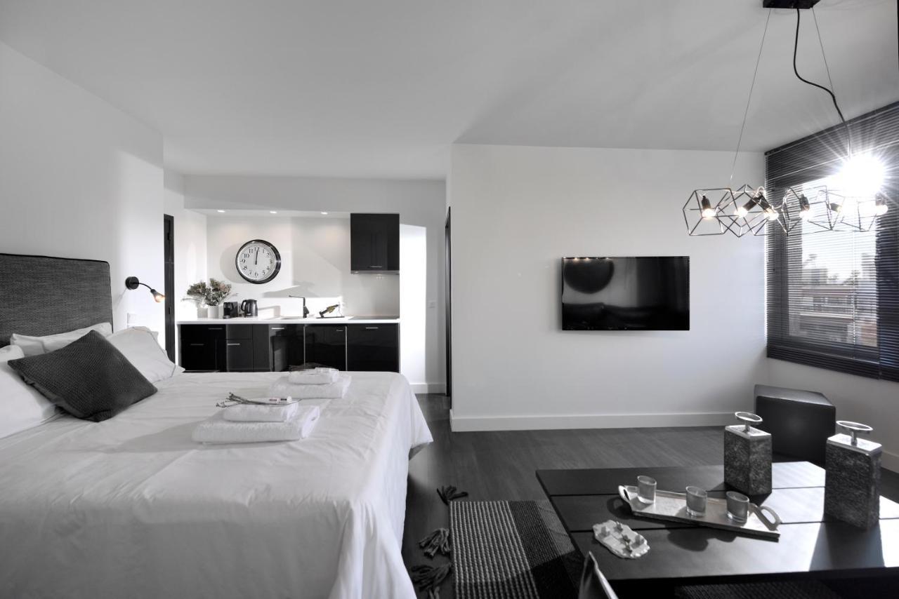 Ater Albus By K&K Aparthotel Атина Екстериор снимка
